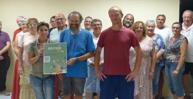 photo  le président, élu le 6 septembre, alain descarpentries (au centre) ; à ses côtés, ludivine ménager, secrétaire, et georges ouvradou, trésorier.  &copy;  ouest-france 
