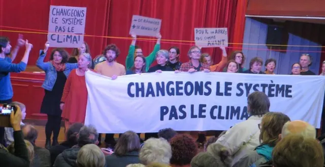 photo  la troupe qui joue « l’hiver sera chaud » adapte le spectacle à chaque représentation.  &copy;  archives ouest-france 