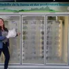 photo  céline follenfant, gérante de la ferme de beauchêne, pose devant les distributeurs installés place saint-martin à laigné-en-belin.  