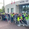 photo les rouillonnais volontaires réunis sur l’esplanade de l’hôtel de ville.