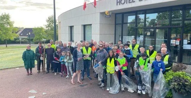 photo  les rouillonnais volontaires réunis sur l’esplanade de l’hôtel de ville.  &copy;  le maine libre 