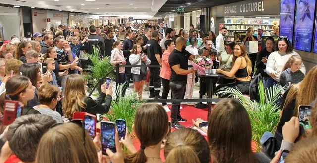 photo  des centaines de personnes sont venues voir la chanteuse vitaa dans la galerie du centre commercial leclerc de sablé-sur-sarthe, ce samedi 7 octobre 2023.  &copy;  ouest-france 