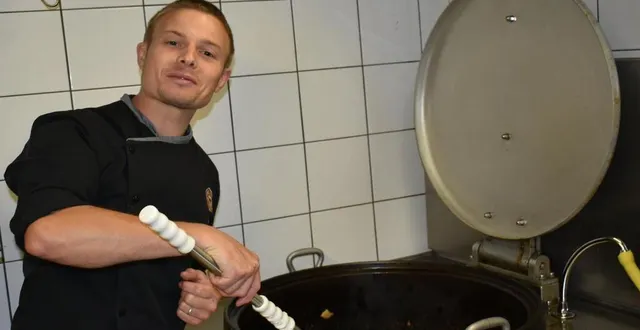 photo  damien maury mélange la préparation en pleine cuisson.  &copy;  le maine libre 