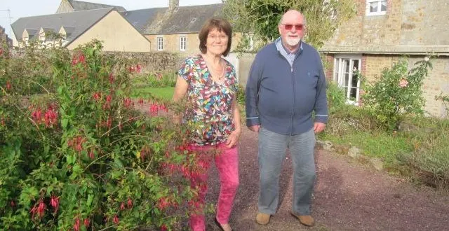 photo  jacqueline aupée et pierre poirier. « chanter dans un chœur, c’est donner un peu de soi-même et pour donner, il suffit d’aimer… aujourd’hui, une vingtaine de choristes motivés pérennisent cette chorale. c’est la qualité qui a pris le pas sur la quantité. »  &copy;  ouest-france 