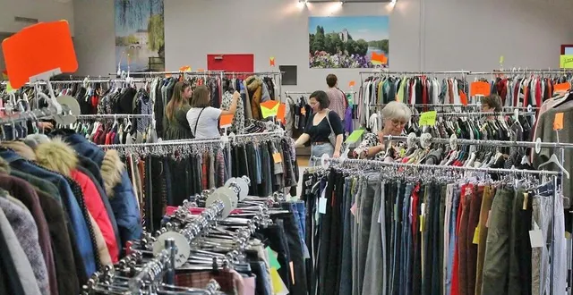 photo  la bourse aux vêtements de familles rurales a encore attiré du monde dans la salle des fêtes de solesmes, samedi 7 et dimanche 8 octobre 2023.  &copy;  ouest-france 