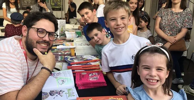 photo  c’est incontestablement la littérature jeunesse qui a fait un carton lors du salon. sur la photo, l’auteur fabien o’lambert.  &copy;  ouest-france 