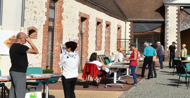 photo  les débats étaient passionnés place du logis.  &copy;  le maine libre 