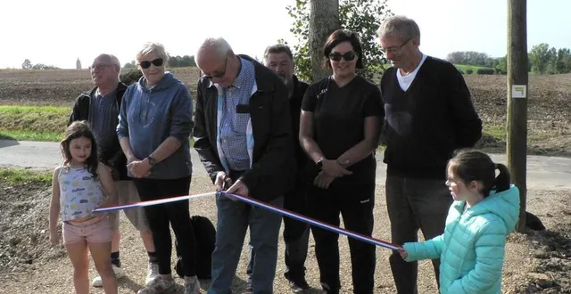 photo  samedi, l’équipe municipale a inauguré un nouveau tronçon de chemin de randonnée.  &copy;  ouest-france 