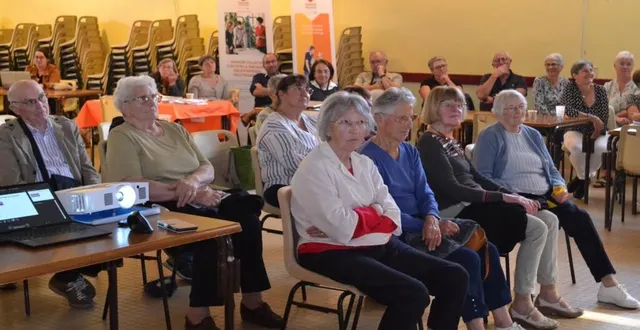 photo  le public a pu se renseigner dans différents stands et lors d’une conférence sur le logement.  &copy;  le maine libre 