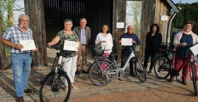 photo  le groupe d’habitants, lors de la remise du chèque devant la grange.  &copy;  le maine libre 