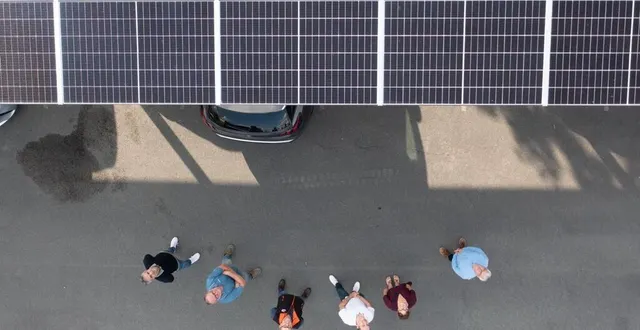 photo  saint-jean-de-linières, le 26 septembre 2023. françois cadeau (à droite) va fournir de l’électricité verte produite par ses panneaux à ses voisins.  &copy;  co – josselin clair 
