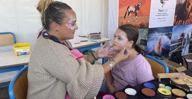 photo  lydyh queudeville lemonnier a maquillé une centaine d’enfants pendant les deux jours de la foire de montilly-sur-noireau (orne). ici avec mathilde mullier.  &copy;  ouest-france 