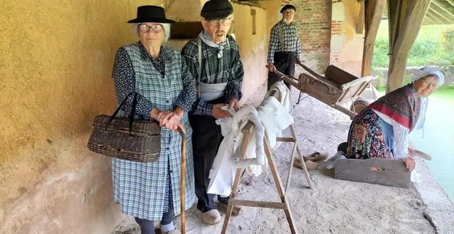 photo  les quatre protagonistes réunis au lavoir, le cadre parfait de l’aventure.  &copy;  le maine libre 