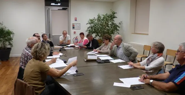 photo  sous la conduite du maire, laurent hubert, le conseil municipal pris connaissance et délibéré sur les nombreux projets de la commune  &copy;   ouest-france 
