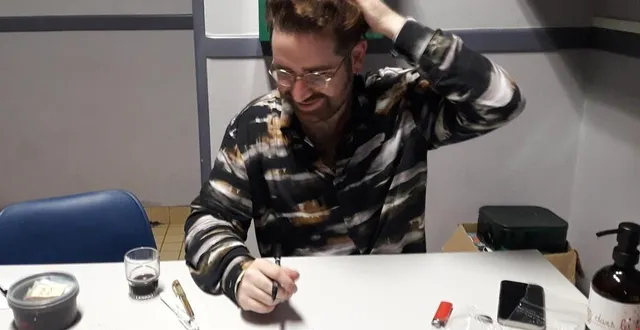 photo  en dédicace comme à la scène, théo ceccaldi affiche la même jovialité, la même simplicité pour annoncer que : « ben… il n’a plus que 4 cd à vendre ce soir ! »  &copy;  ouest-france 