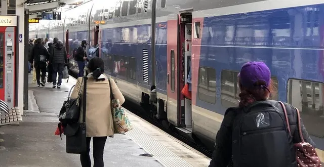 photo  en plein renouvellement de poteaux caténaires, sncf réseau proposera des bus de substitution aux voyageurs qui ne pourront pas prendre de trains samedi 14 et dimanche 15 octobre. même scénario du 27 au 29 octobre.  &copy;  archives ouest-france 
