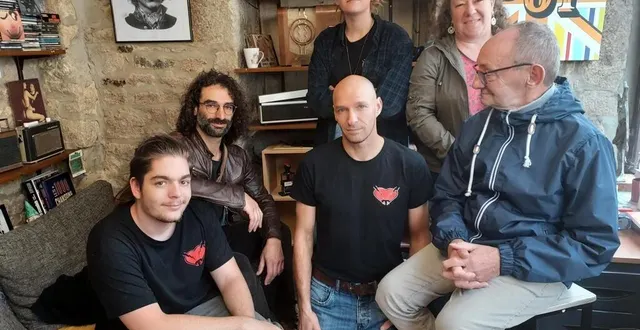 photo  thomas carpentier (jeune recrue en service civique), quentin cordelier (président de l’association rcdf), marie boucher (animatrice), marylène may et ludovic paquet (bénévoles) et jean (amateur passionné, qui vient tous les jours rendre visite à la station).  &copy;  ouest-france 