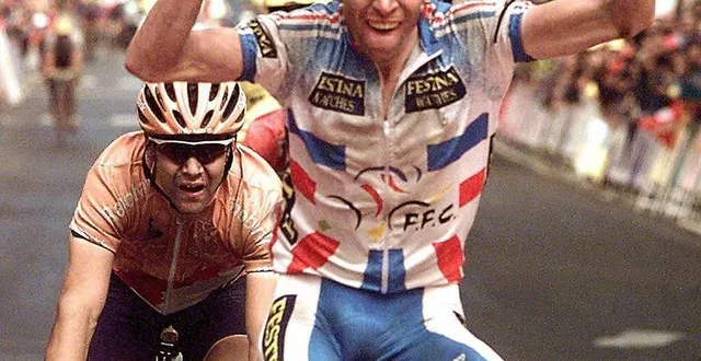 photo  laurent brochard lève les bras sur la ligne des championnats du monde 1997, à saint-sébastien (espagne), qu’il vient de remporter devant le néerlandais léon van bon.  &copy;  photo : pascal pavani/afp archives 