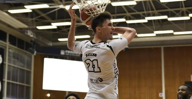 photo  adrien sclear et les rennais ont enflammé la salle colette-besson, une fois de plus.  &copy;  jocelyne régent 