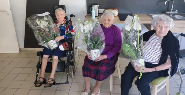 photo  marie-thérèse roux et simone babin, qui, elles sont déjà centenaires, et odette vêtu, qui le sera en novembre.  &copy;  ouest-france 