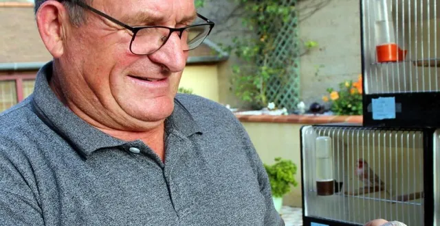 photo  jean-noël dronne et l’un de ses canaris.  &copy;  le maine libre 