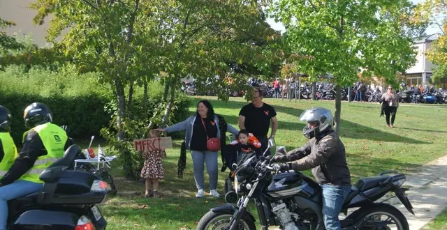 photo  elyo et ses parents ont assisté au départ des 158 motos et leurs équipages solidaires.  &copy;  ouest-france 