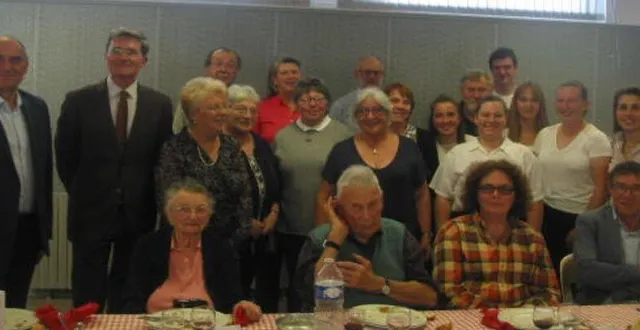 photo  les élus et les membres du centre communal d’action sociale ont entouré les doyens, samedi.  &copy;  ouest-france 