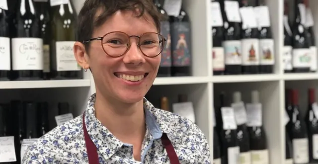 photo  doué-la-fontaine, le 5 octobre 2023. lucie roussel poursuit son contrat en alternance à la cave atout vins créée par thierry berson en 2001.  &copy;  co 