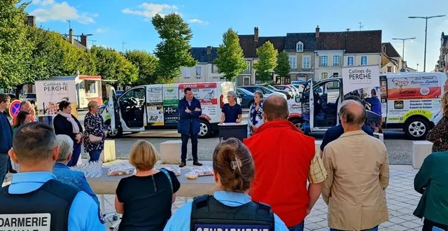 photo  l’inauguration des minibus, lundi 25 septembre, à val-au-perche.  &copy;  ouest-france 