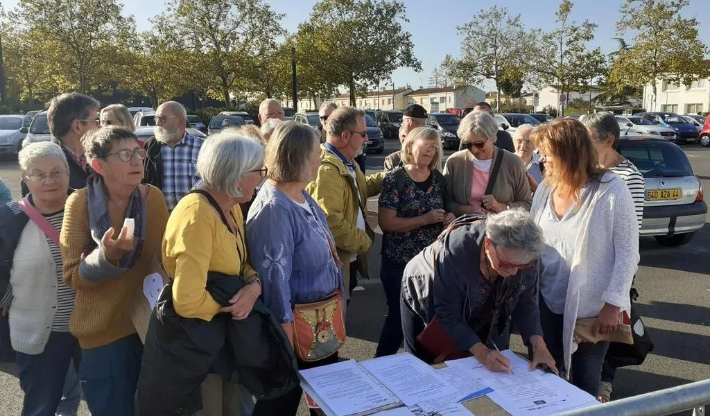 Place du marché à Rezé bras de fer sur le bitume
