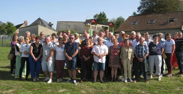 photo  trente-sept anciens élèves de l’école communale ont répondu présents, ainsi que leurs conjoints, à l’invitation de martine fouqueray, conseillère municipale, qui souhaitait les réunir autour d’une maîtresse d’école, mme derny. ces élèves ont fréquenté l’école entre 1961 et 1967.  &copy;  ouest-france 
