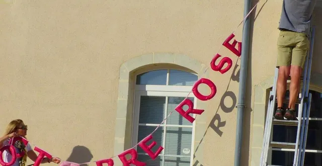 photo  des banderoles, des fanions... accrochés dans le village.  &copy;  co 