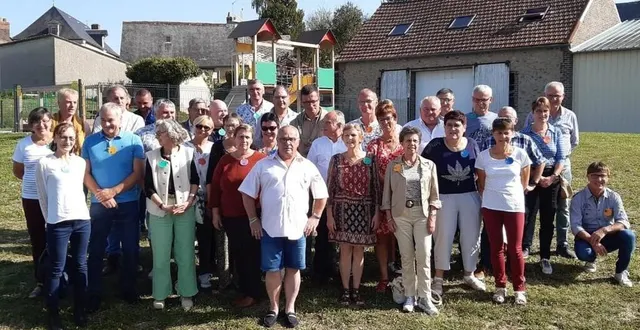 photo  trente-huit personnes, des anciens élèves et leur institutrice, mme derny, étaient présentes.  &copy;  le maine libre 