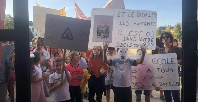 photo  les enfants et les parents se sont positionnés à l’entrée de la mairie pour que les élus, attendant dans le hall, puissent les entendre.  &copy;  ouest-france 