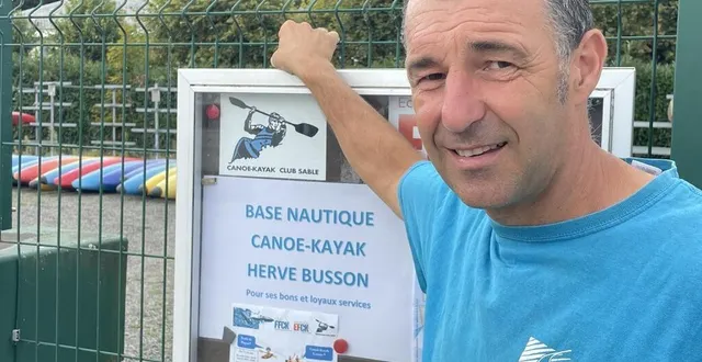 photo  la fausse plaque hommage à l’éducateur, affichée lors de l’assemblée générale du club.  &copy;  le maine libre 