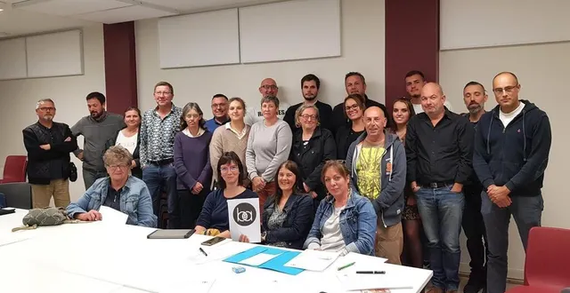 photo  lors de la première assemblée générale, trois projets ont été évoqués, un après-midi jeux intergénérationnel, l’animation du marché des producteurs et un café vélo.  &copy;  le maine libre 