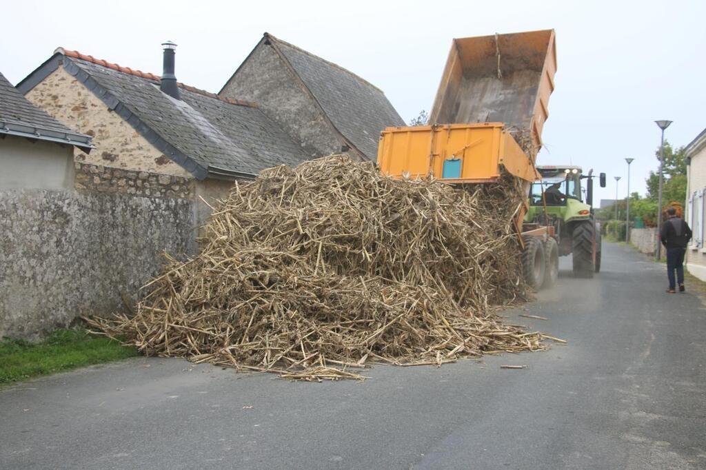 Pourquoi des agriculteurs ont vid les bennes de leurs tracteurs