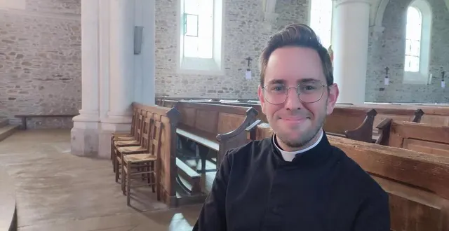 photo  kévin-emmanuel labbé dans son église de loiré.  &copy;  ouest-france 