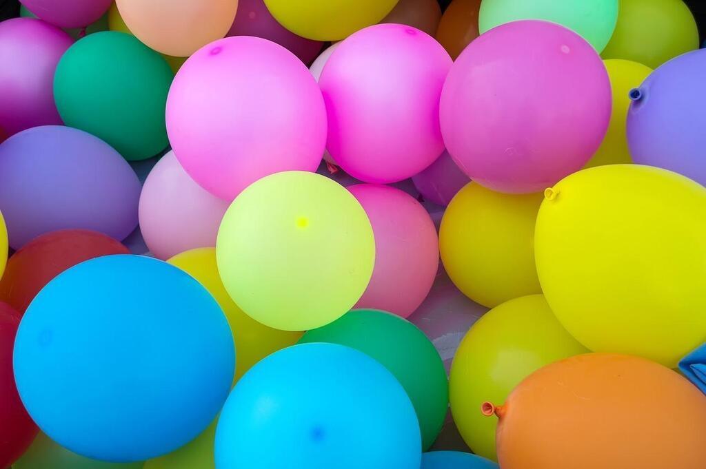 Une jeune Américaine retrouvée morte après avoir éclaté ses ballons  d'anniversaire - Courrier picard