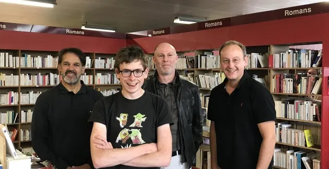 photo  omar ayad, responsable de service à l’institut thérapeutique, éducatif et pédagogique de flers (orne) ; enzo lecherbonnier, apprenti à all livres ; thibault perquis, directeur délégué à la formation professionnelle et technologique au lycée guéhenno et cédric audibert, directeur de all livres.  &copy;  ouest-france 