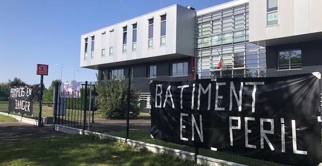 photo  des banderoles « bâtiment en péril » et « pompiers en danger » ont été accrochées aux grillages pour dénoncer la situation.  &copy;  ouest-france 