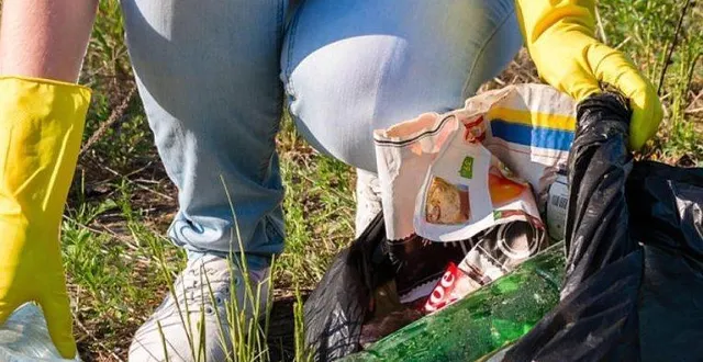 photo  les participants à la collecte recevront des gants et des sacs.  &copy;  archives ouest-france 
