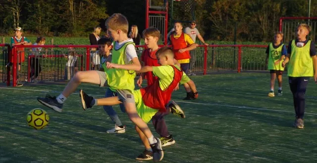 photo  le fc saint-corneille a organisé un petit match avec les jeunes du village pour l’inauguration du city stade.  &copy;  le maine libre 