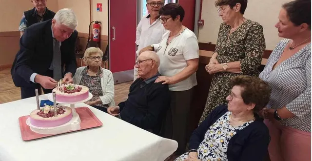 photo  robert bazoge a reçu la médaille du sénat des mains du sénateur jean-pierre vogel.  &copy;  le maine libre 