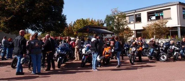 photo  les motards s’étaient donné rendez-vous place de la mairie.  &copy;  maine libre 