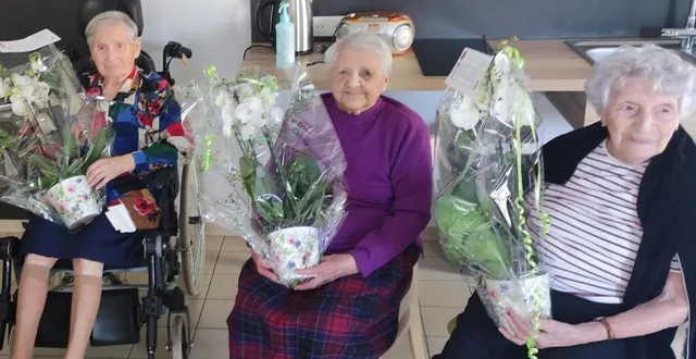 photo  elles n’ont pas pu participer au repas du ccas, mais ont reçu des fleurs pour leur centenaire révolu ou à venir. de gauche à droite : marie-thérèse roux et simone babin, déjà centenaires, et odette vêtu, qui le sera en novembre.  &copy;  co 