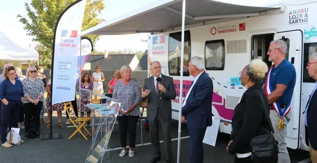 photo  les élus ont inauguré le service itinérant de france services, en présence du préfet et du sous-préfet.  &copy;  ouest-france 