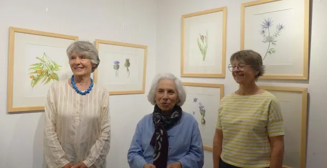 photo  béatrice saalburg entourée de sabine knapp et de marie chambraud, deux élèves passionnées.  &copy;  ouest-france 