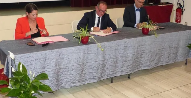 photo  la cdc du val de sarthe a signé son premier contrat local de santé à voivres.  &copy;  le maine libre 