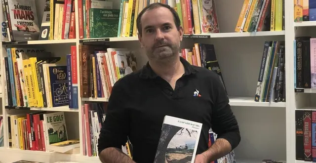 photo  en cette rentrée littéraire, vincent paitry, libraire à quartier libre, à flers, dans l’orne, conseil « humus », de gaspard koenig.  &copy;  ouest-france 